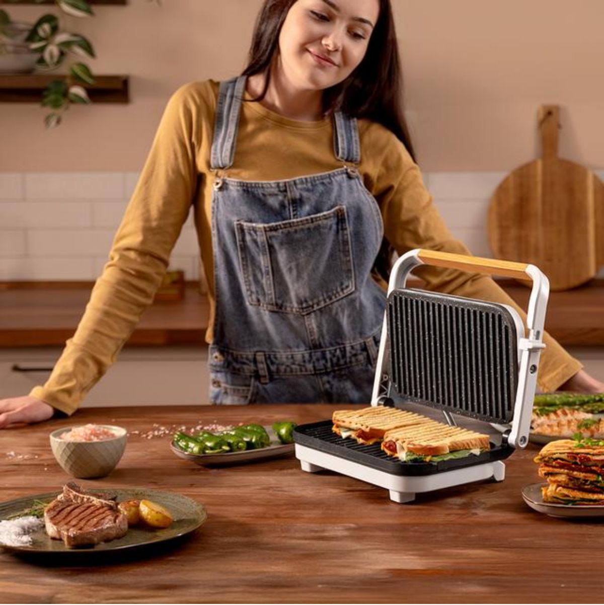 Parrilla-electrica-Cecotec-Rock’nGrill-1200-Wood-1300W-piedra-RockStone-blanco-ambientada