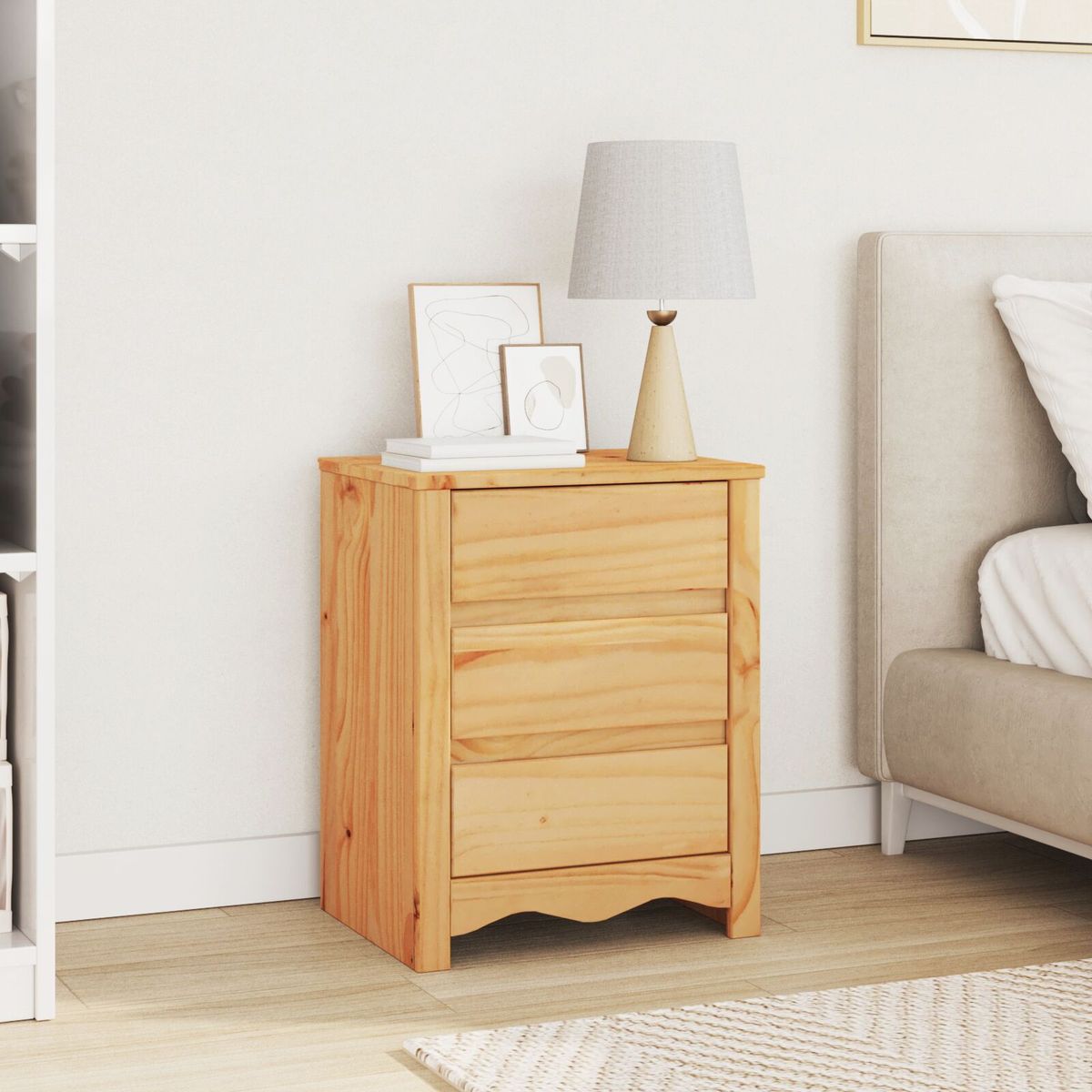 Mesita-de-noche-Drammen-3-cajones-natural-56x45x35-cm-ambientada-lateral