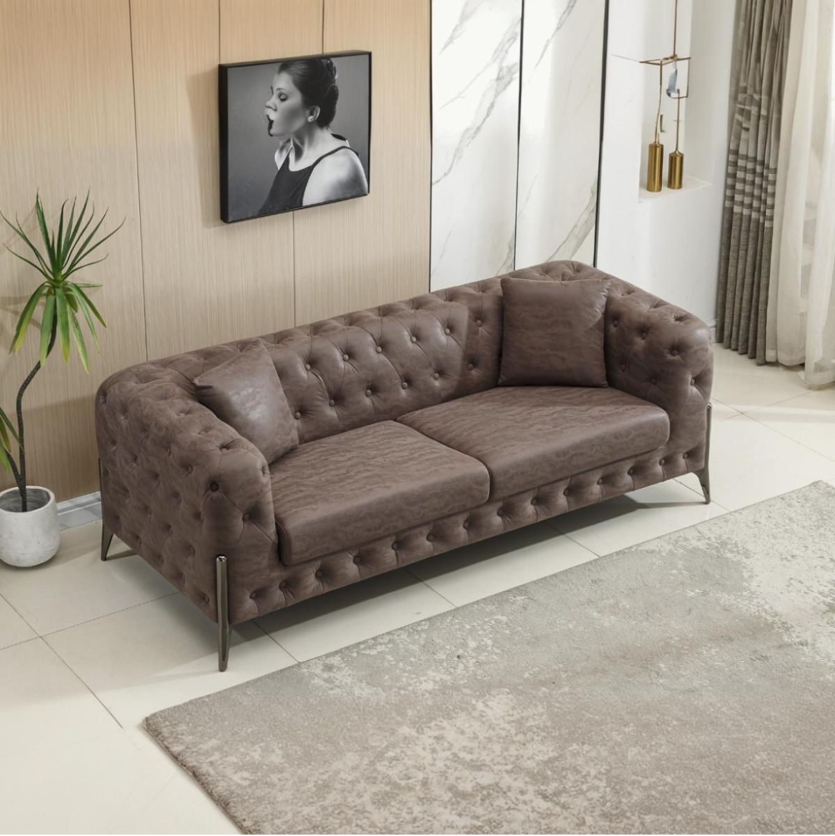Sofa-chester-Cindy-3-plazas---2-cojines-marron-72x202x85-cm-ambientada-lateral