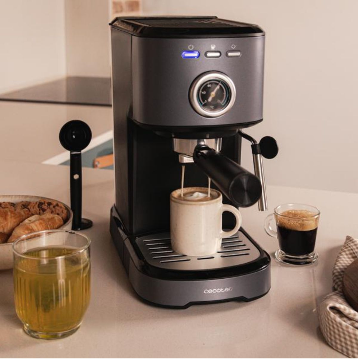 Cafetera-espresso-Cecotec-Power-Espresso-20-Pecan-1100W-125L-negro-ambientada