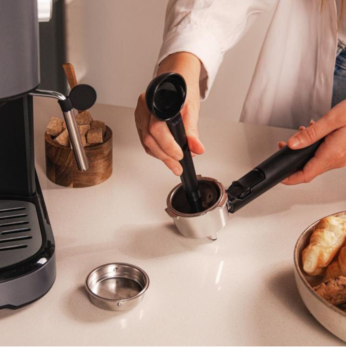 Cafetera-espresso-Cecotec-Power-Espresso-20-Pecan-1100W-125L-negro-cuchara-prensadora