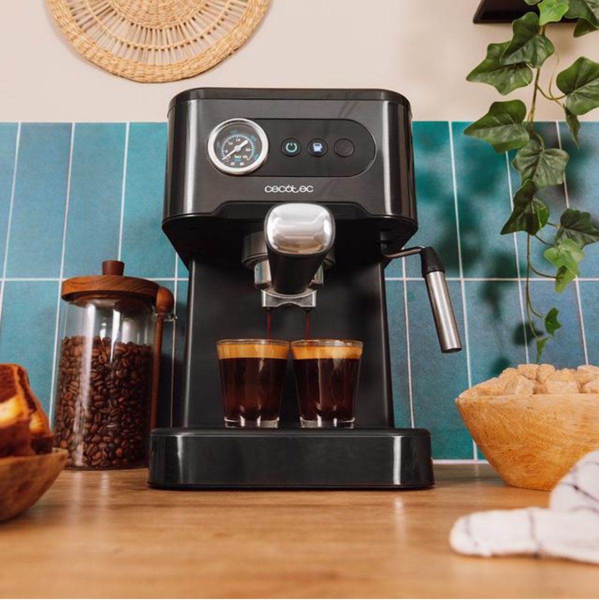 Cafetera-espresso-Cecotec-Power-Espresso-20-Pro-vaporizador-orientable-20-bares-negro-duo