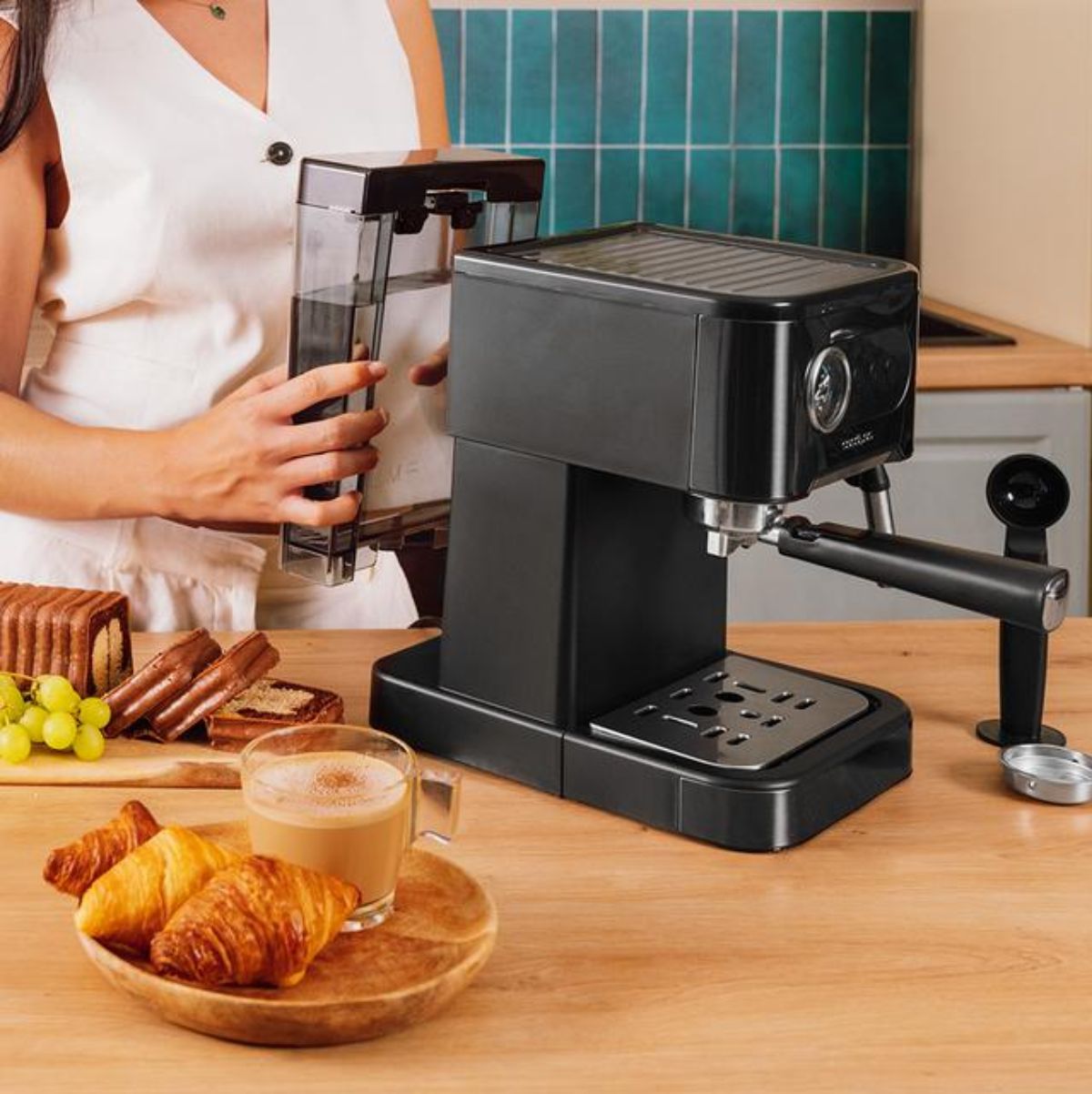 Cafetera-espresso-Cecotec-Power-Espresso-20-Pro-vaporizador-orientable-20-bares-negro-deposito