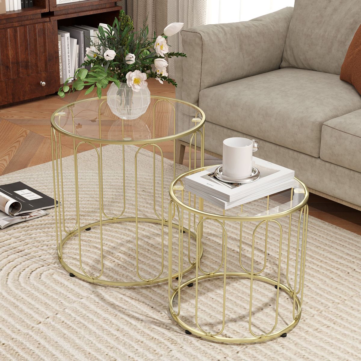 Set-de-2-mesas-auxiliares-Viena-Homcom-dorado-ambientada