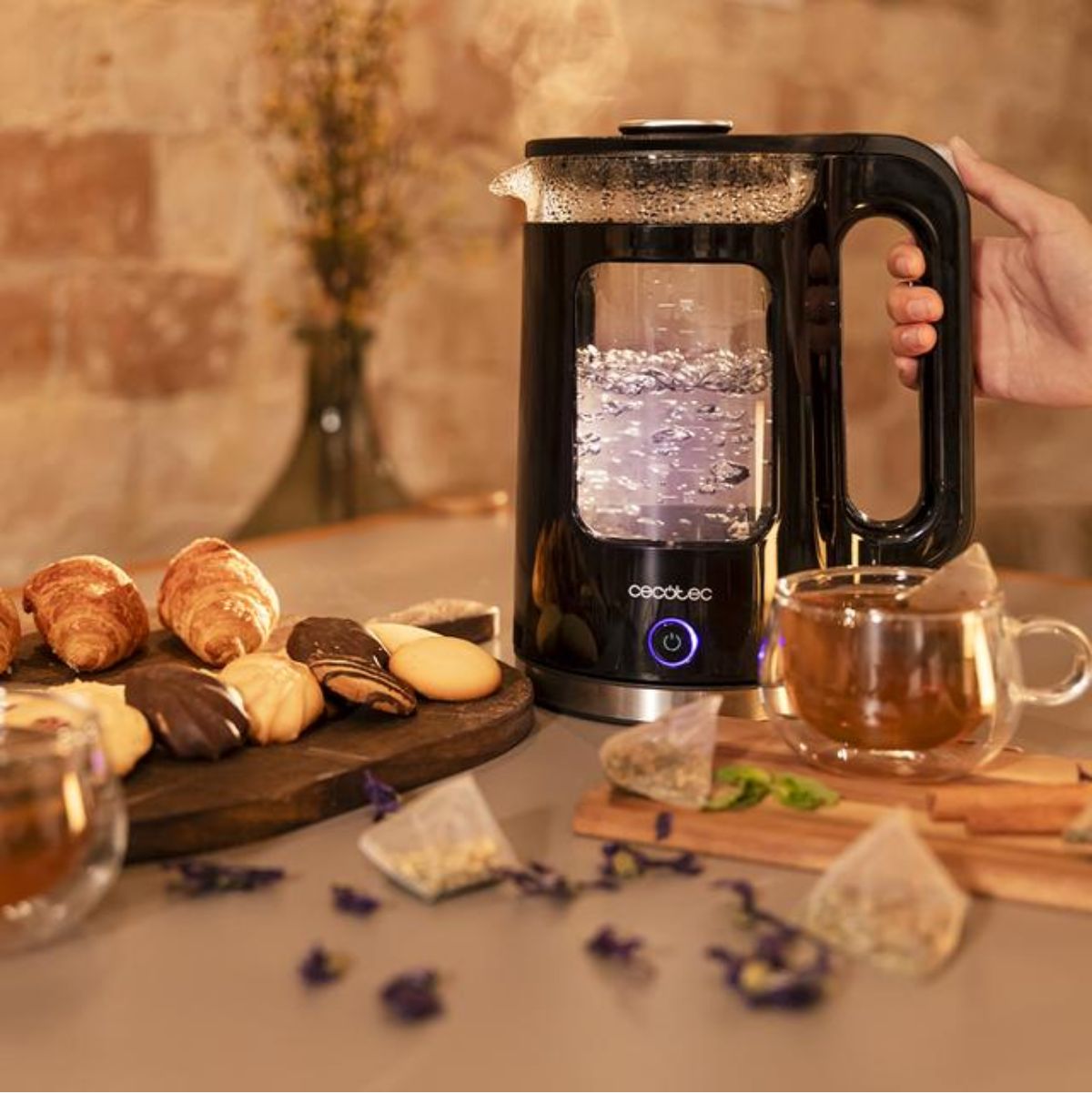 Hervidor-de-agua-Cecotec-Thermosense-330-Glassy-2200W-base-con-giro-17L-negro-ambientada