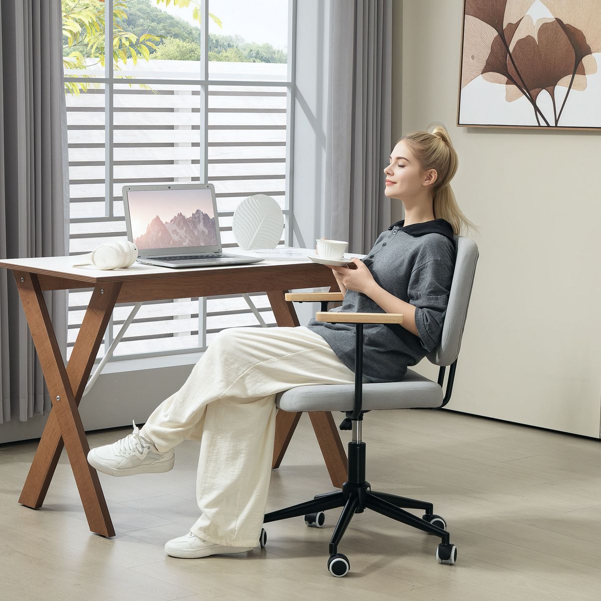 Silla-de-escritorio-Office-Homcom-altura-ajustable-gris-84-94x59x55-cm-ambientada-sentada