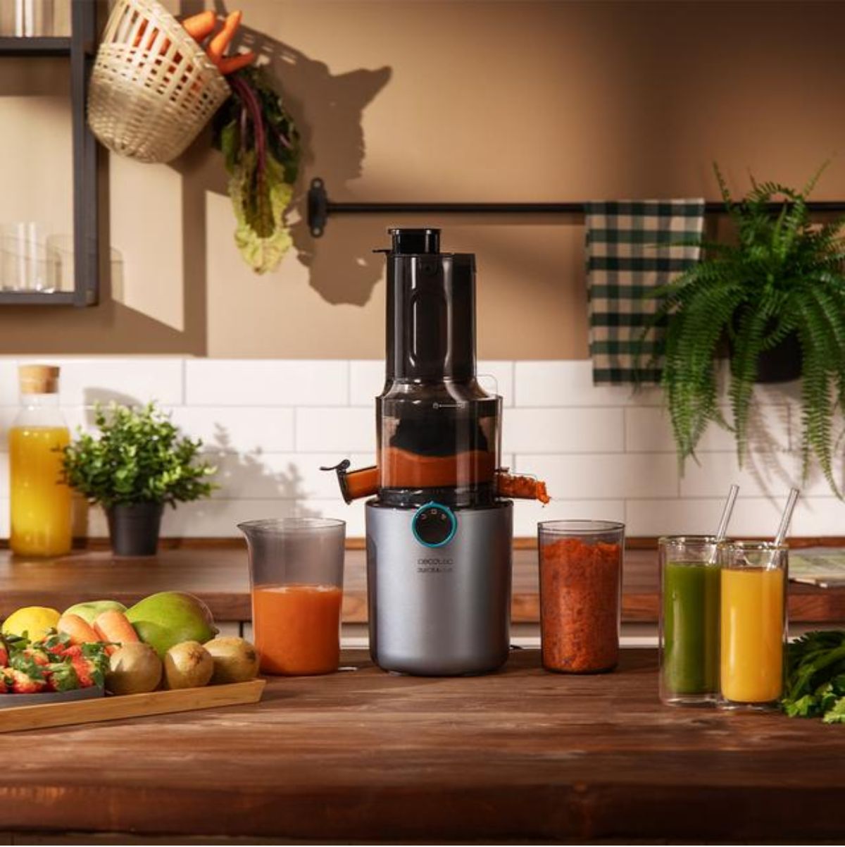 Licuadora-Cecotec-Juice-Live-1500-Slim-200W-prensa-fria-negro-ambientada