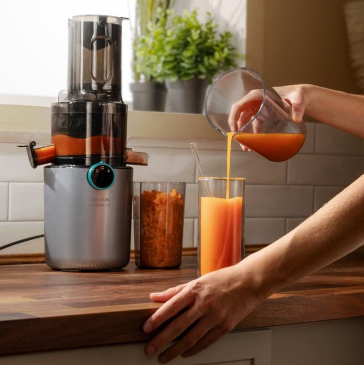 Licuadora-Cecotec-Juice-Live-1500-Slim-200W-prensa-fria-negro