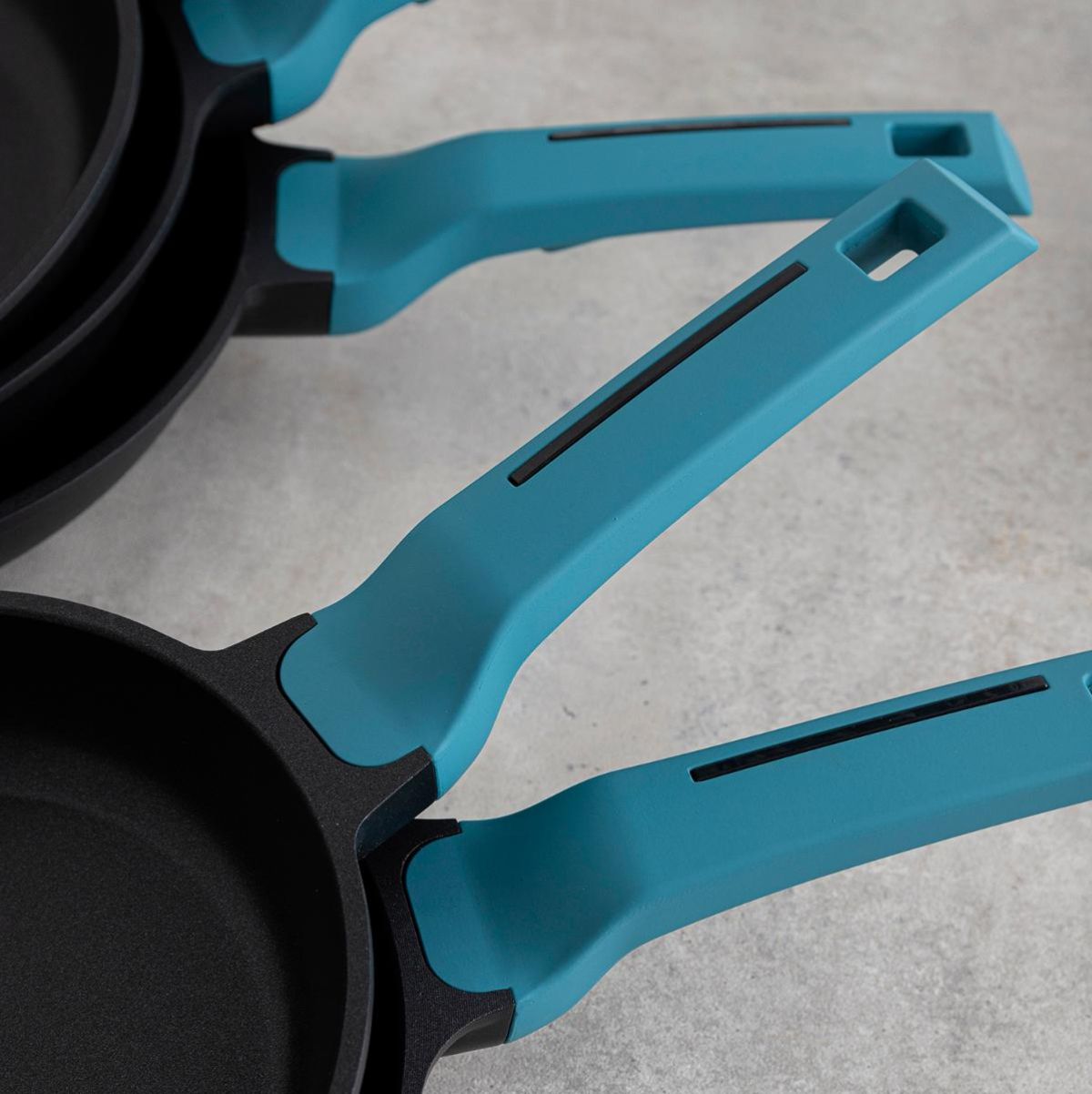 Sarten-Confort-Quid-aluminio-fundido-negro-azul-Ø20-cm-mangos