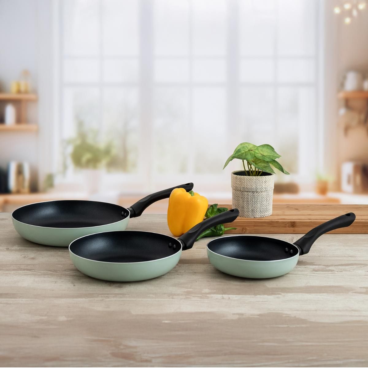 Set-de-3-sartenes-Tropic-Quid-aluminio-estampado-verde-ambientada