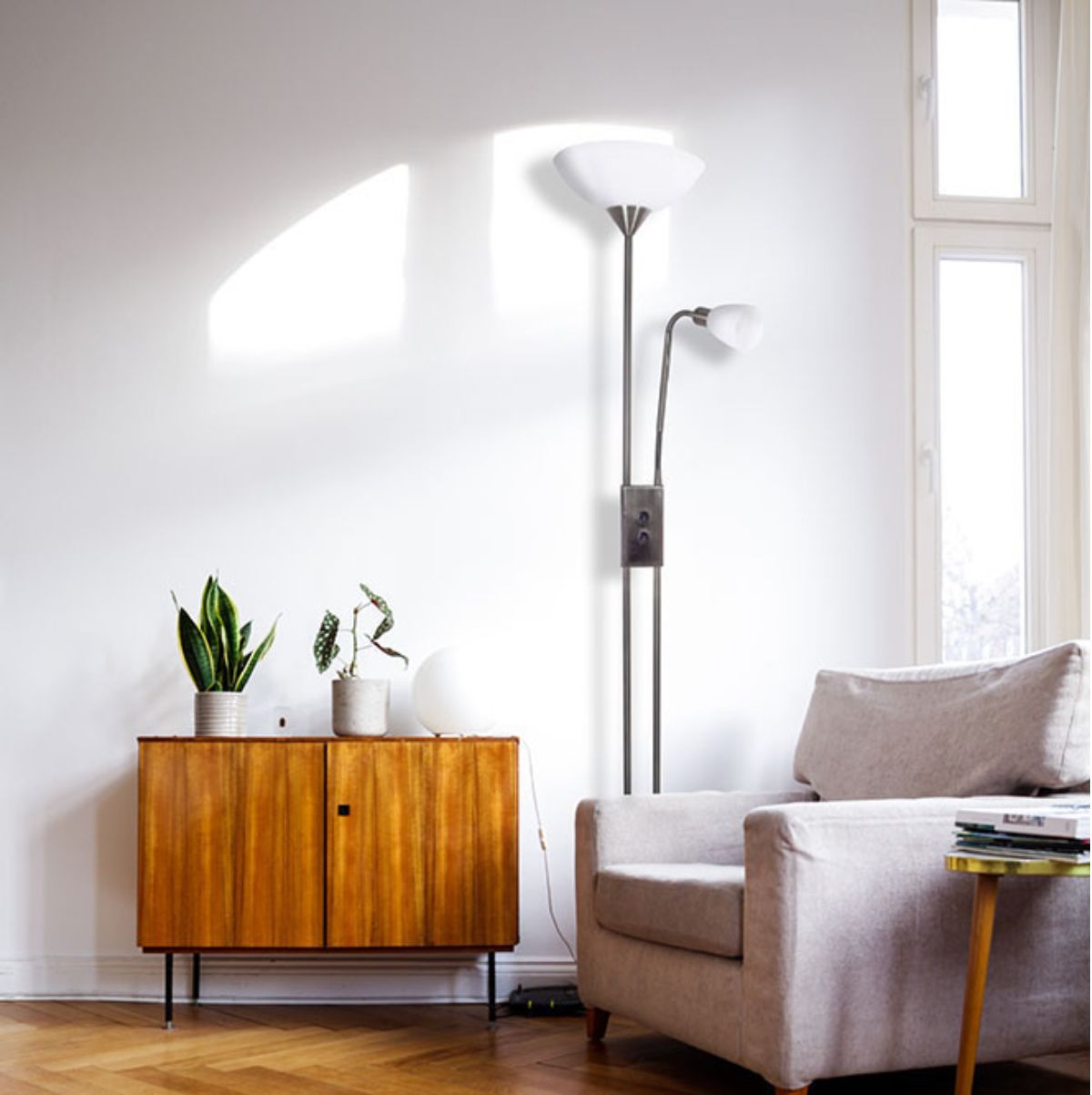 Lampara-de-pie-Milano-Bel-Air-40W-con-brazo-orientable-plata-178-cm-ambientada