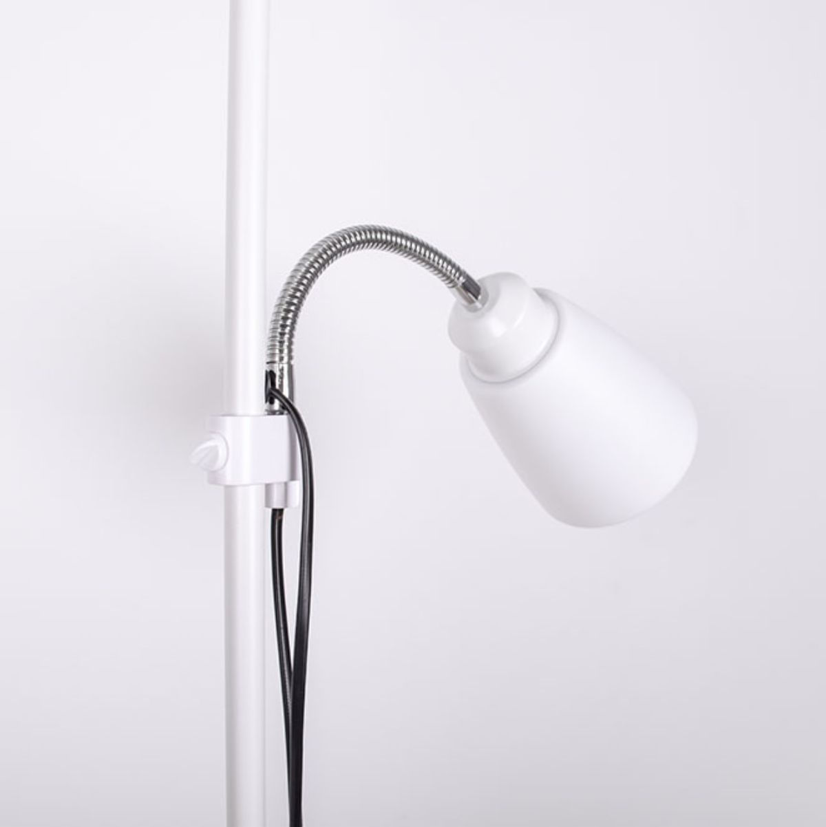Lampara-de-pie-Varese-Bel-Air-80W-con-brazo-orientable-blanco-178-cm-ambientada