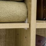 Armario-de-baño-Enebro-Kleankin-con-espejo-estantes-y-toallero-natural-70x60x15-cm-detalle