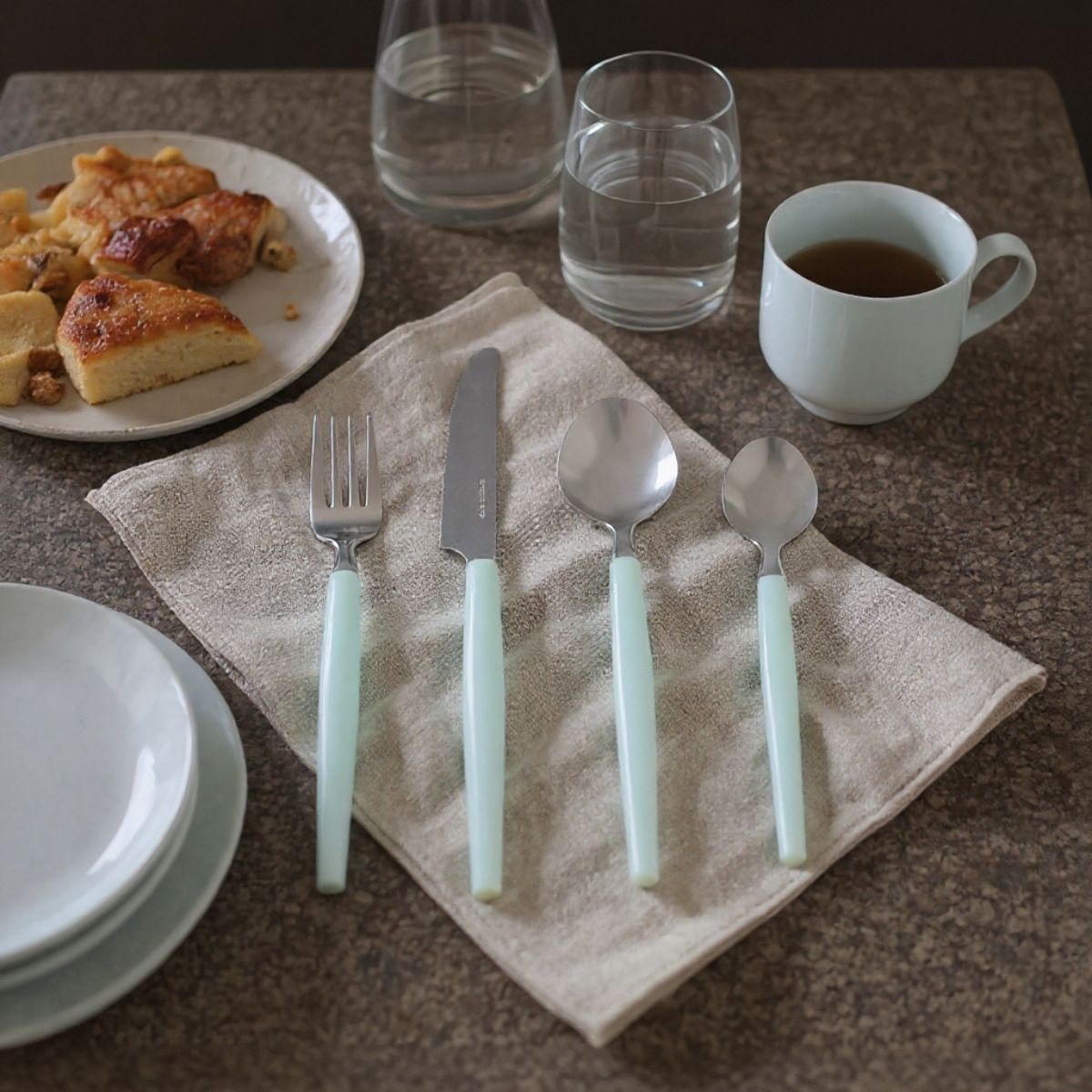 Set-de-16-cubiertos-Vita-Quid-acero-inoxidable-turquesa-ambientada