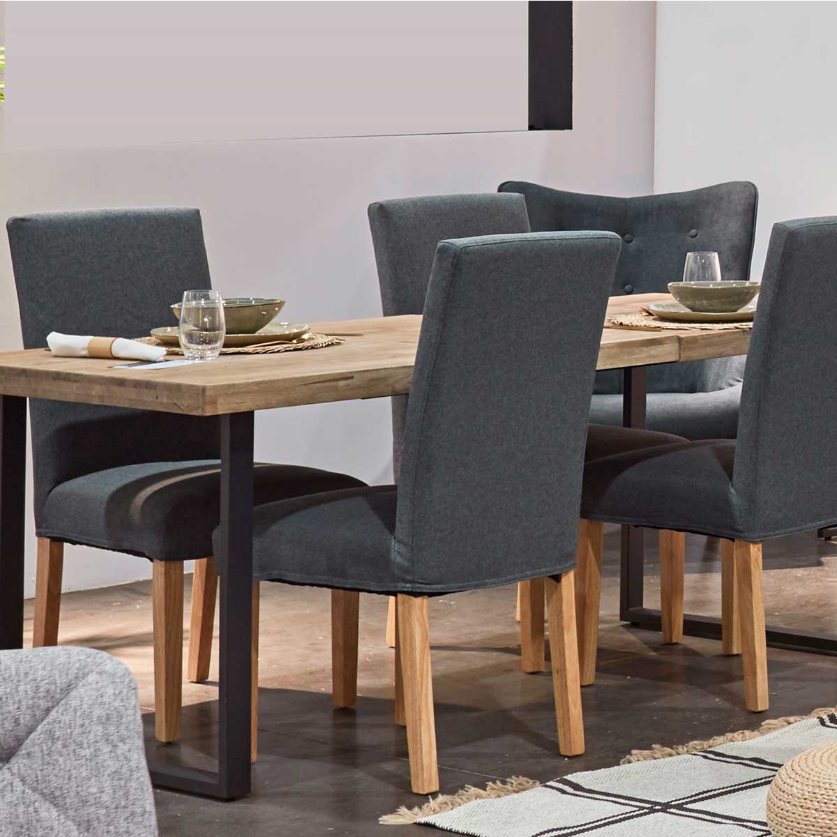 Mesa-de-comedor-extensible-Steve-diseño-nordico-roble-Honey-negro-76x140-180x80-cm-ambientada