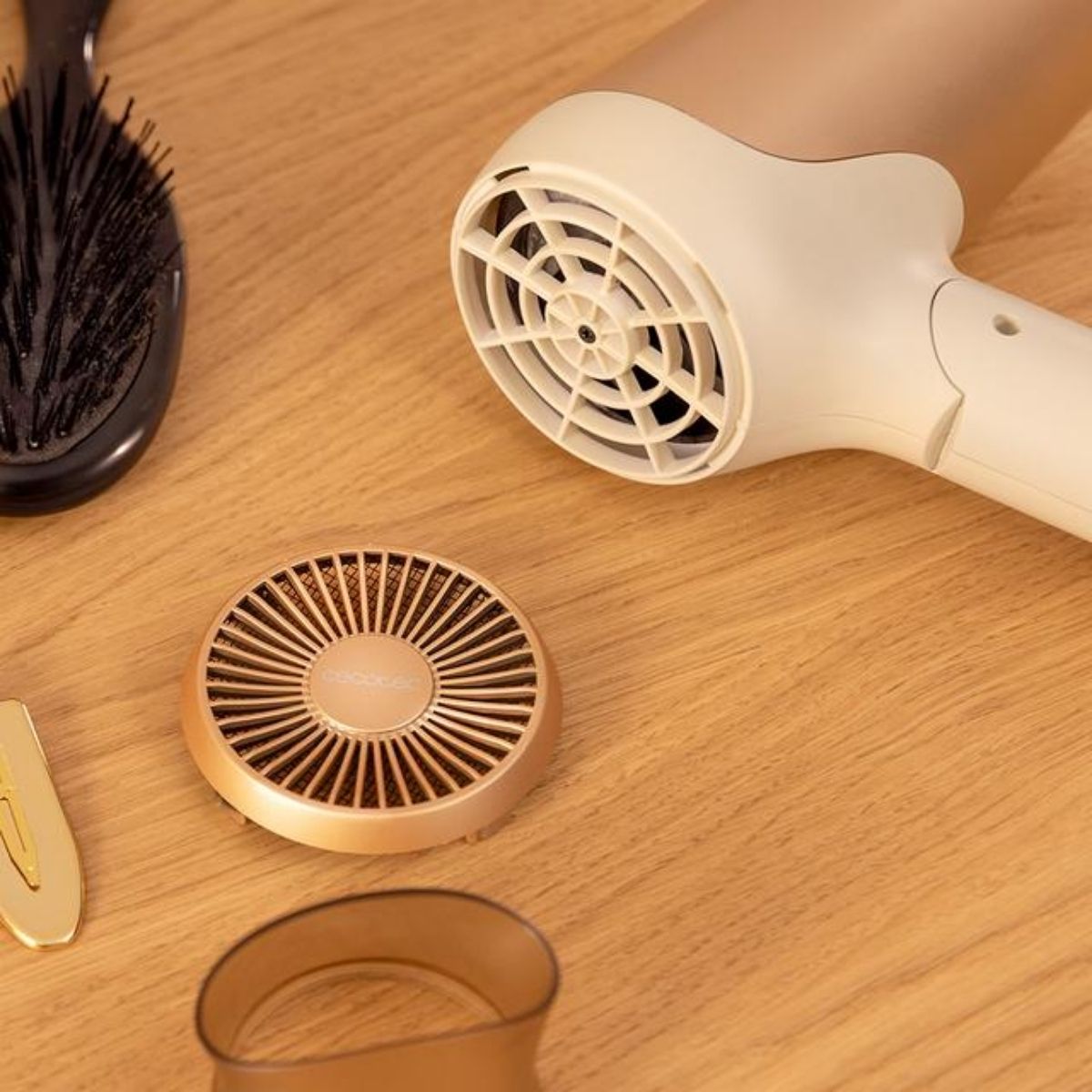 Secador-de-pelo-Cecotec-IoniCare-Power-Go-Heaven-plegable-con-accesorios-beige-
