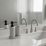 Set-de-baño-Aqua-3-piezas-dispensador-jabonera-y-vaso-gris-ambientada