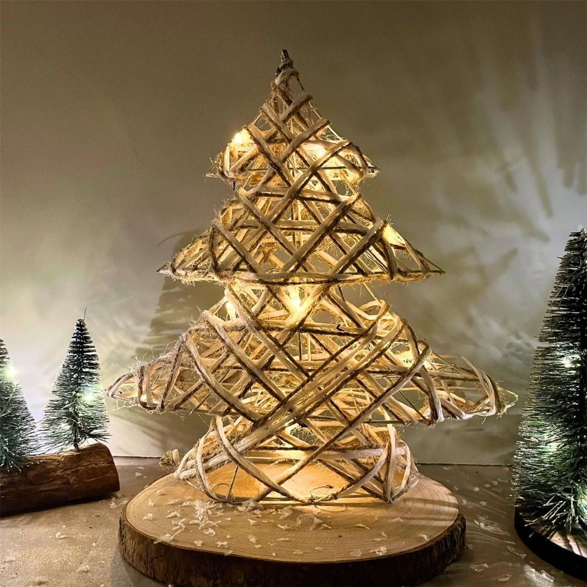 Figura-decorativa-arbol-de-Navidad-con-luces-LED-30-cm-ambientada