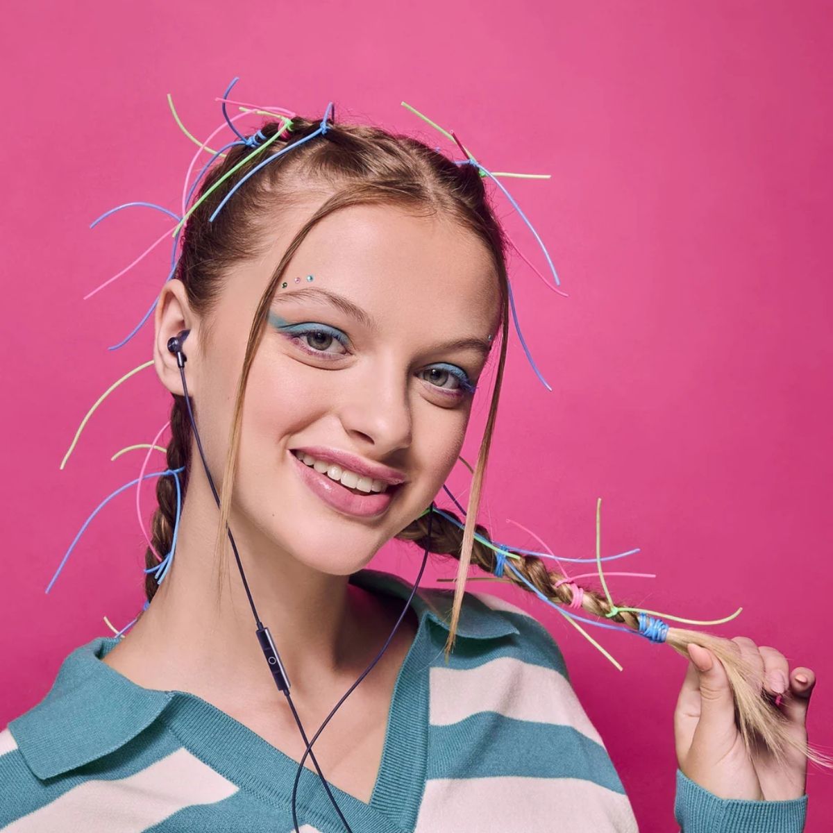 Auriculares-de-boton-Energy-Sistem-EasyPods-microfono-integrado-azul-ambientada