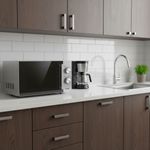 Microondas-HTW-MIC700CD8-700W-20L-5-potencias-inox-ambientada