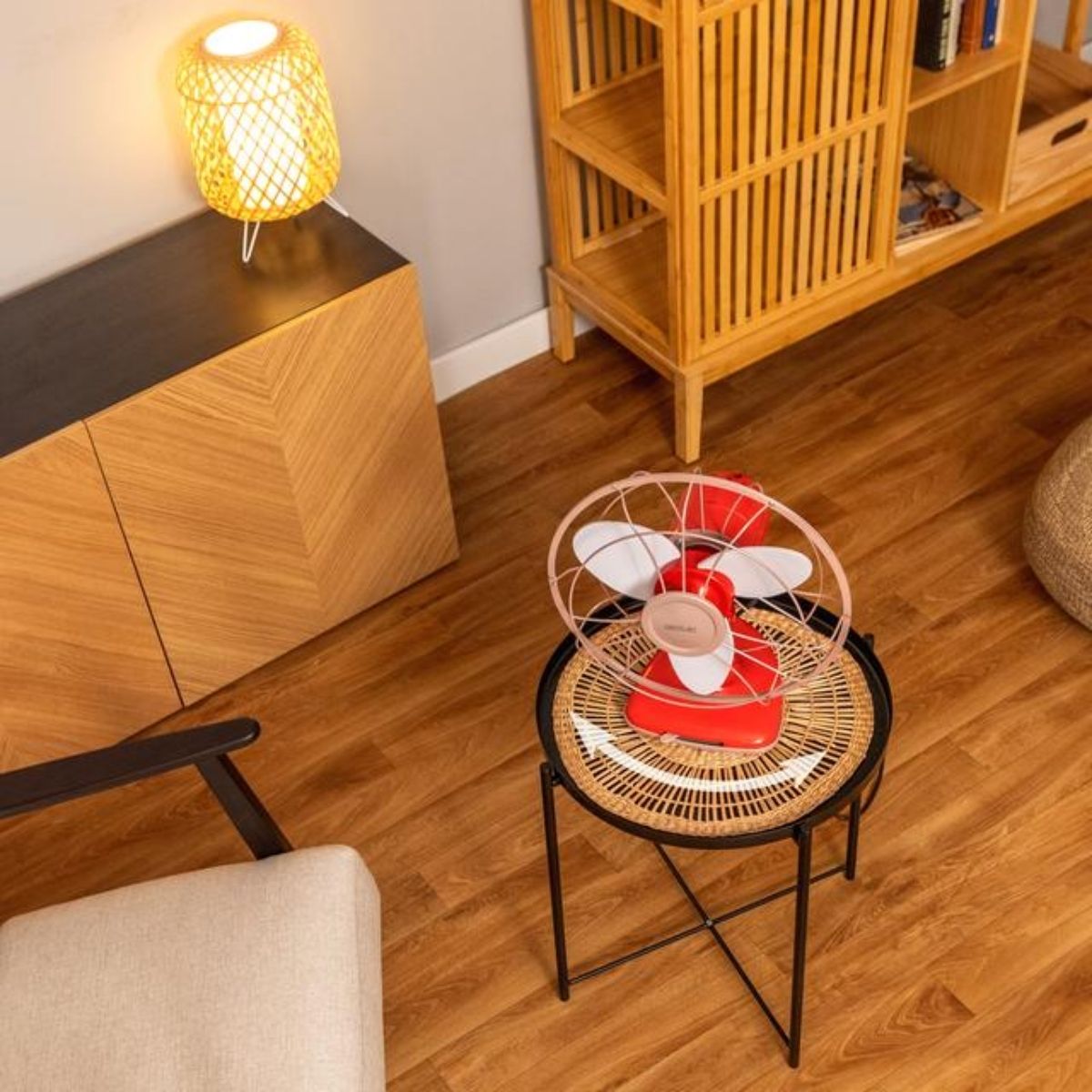 Ventilador-de-sobremesa-Cecotec-EnergySilence-1090-RetroDesk-Design-40W-3-velocidades-orientable-rojo-Ø30-cm-ambientada