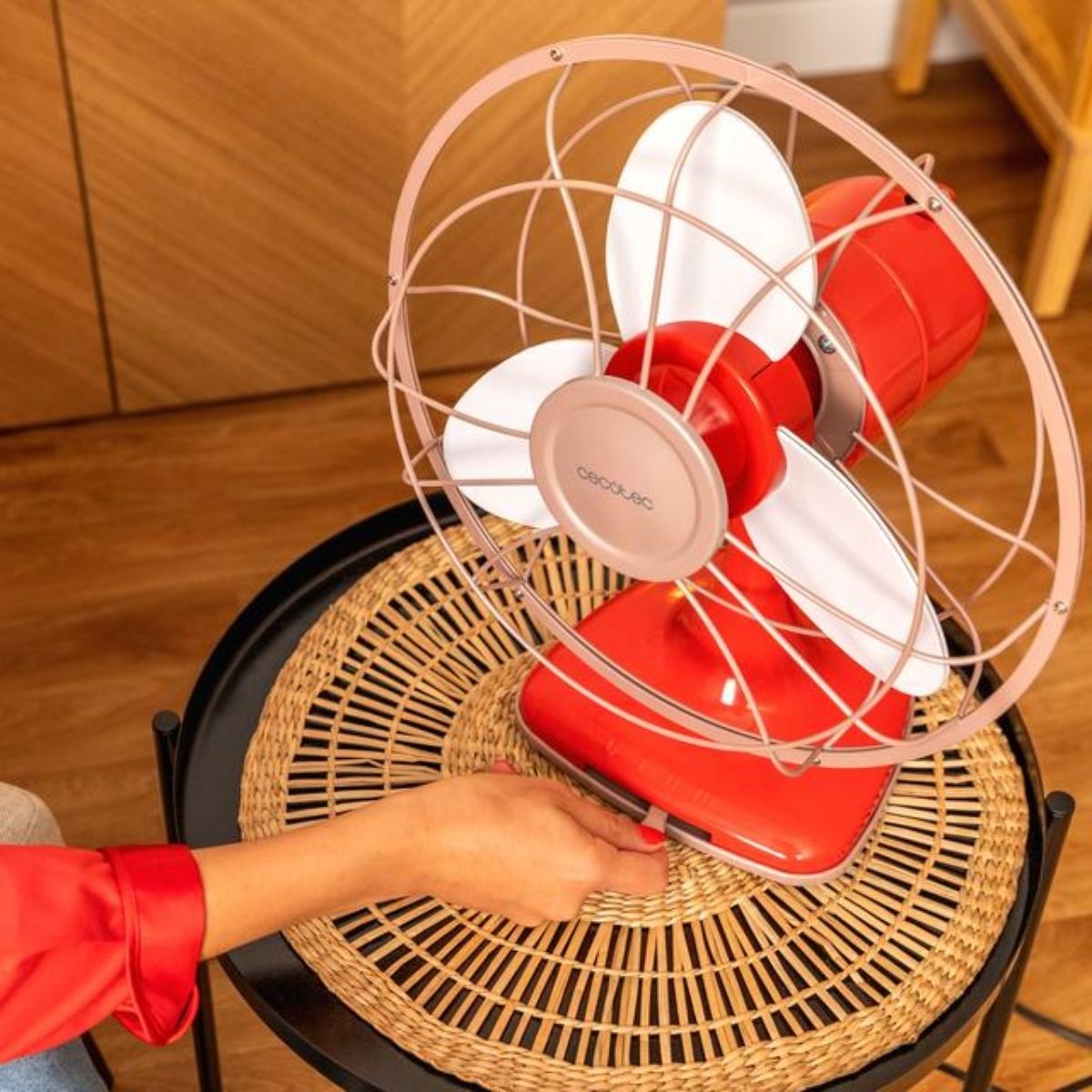 Ventilador-de-sobremesa-Cecotec-EnergySilence-1090-RetroDesk-Design-40W-3-velocidades-orientable-rojo-Ø30-cm