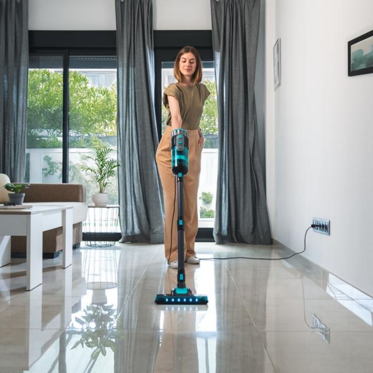 Aspirador-escoba-Cecotec-Conga-700-PowerHead-ambientada