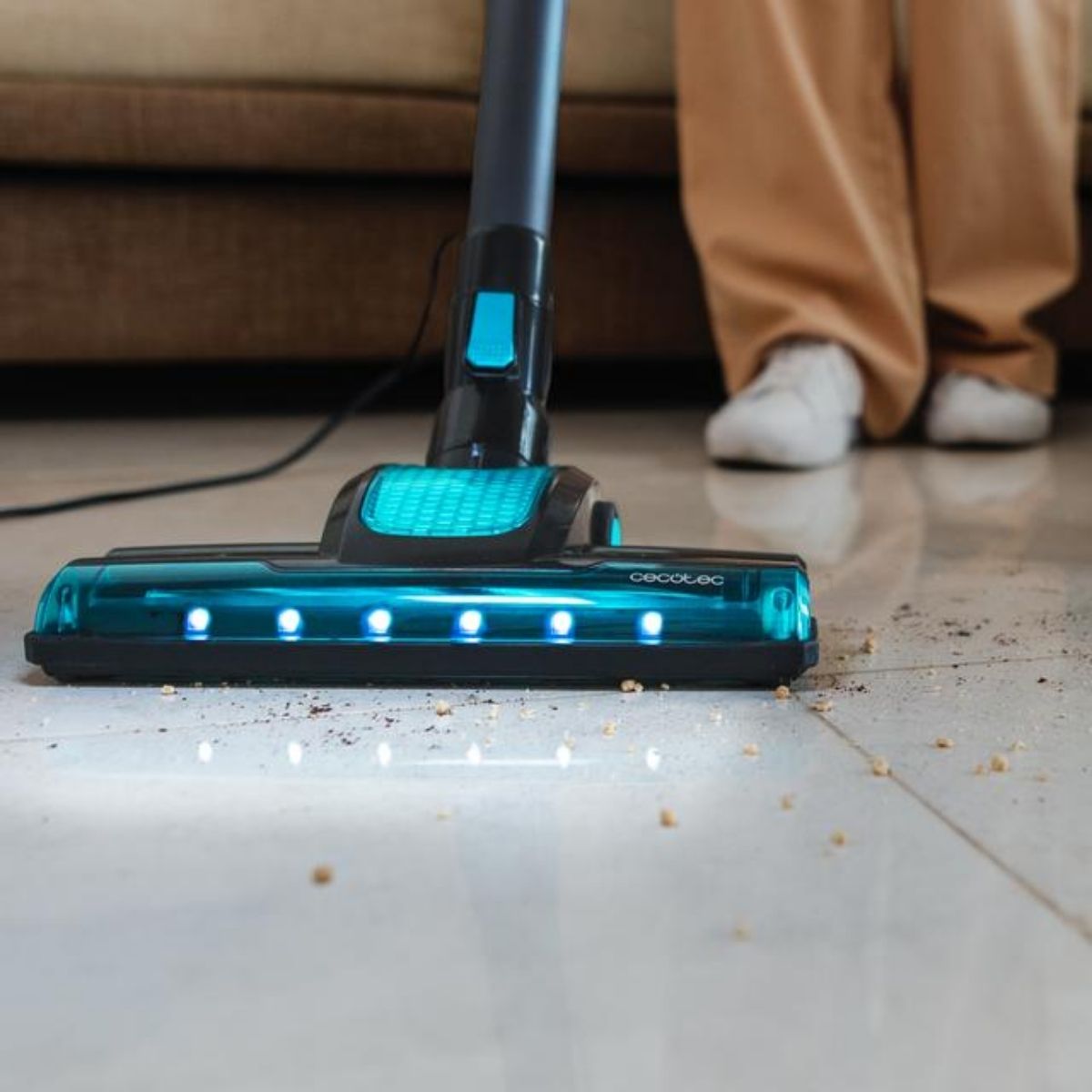Aspirador-escoba-Cecotec-Conga-700-PowerHead-con-luz