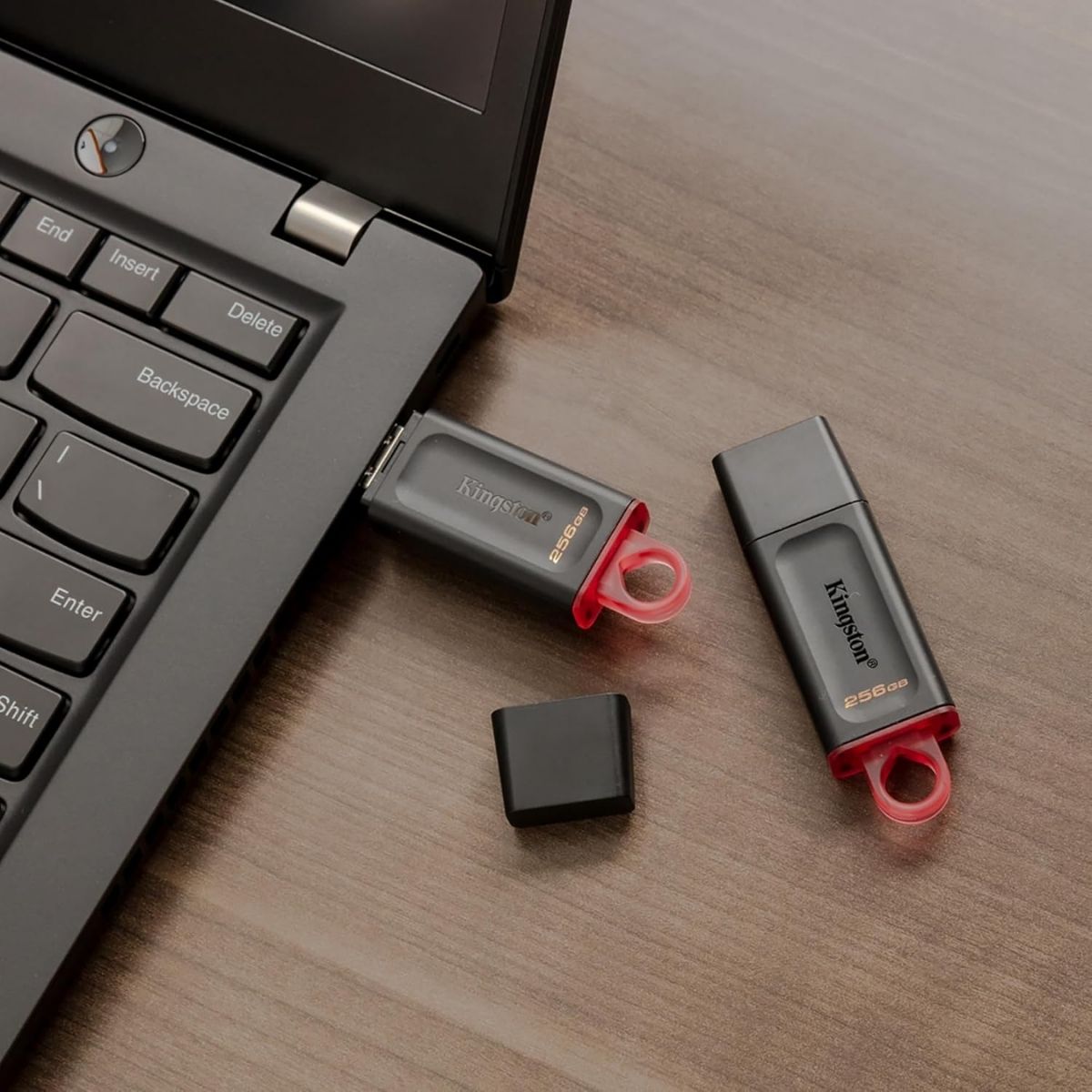 Pendrive-Kingston-DataTraveler-Exodia-con-anilla-y-capucha
