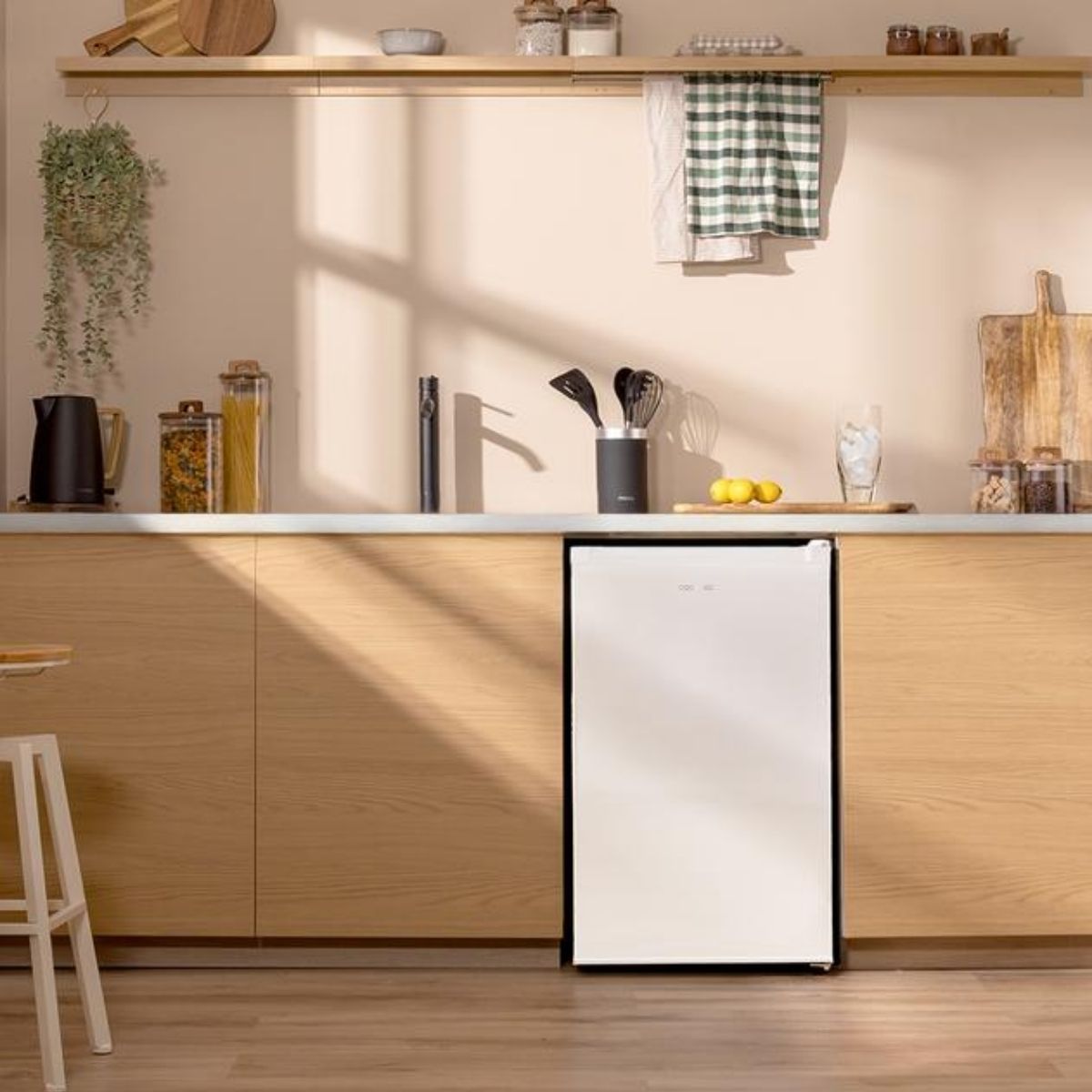 Congelador-vertical-Cecotec-Bolero-CoolMarket-TF-ambientada