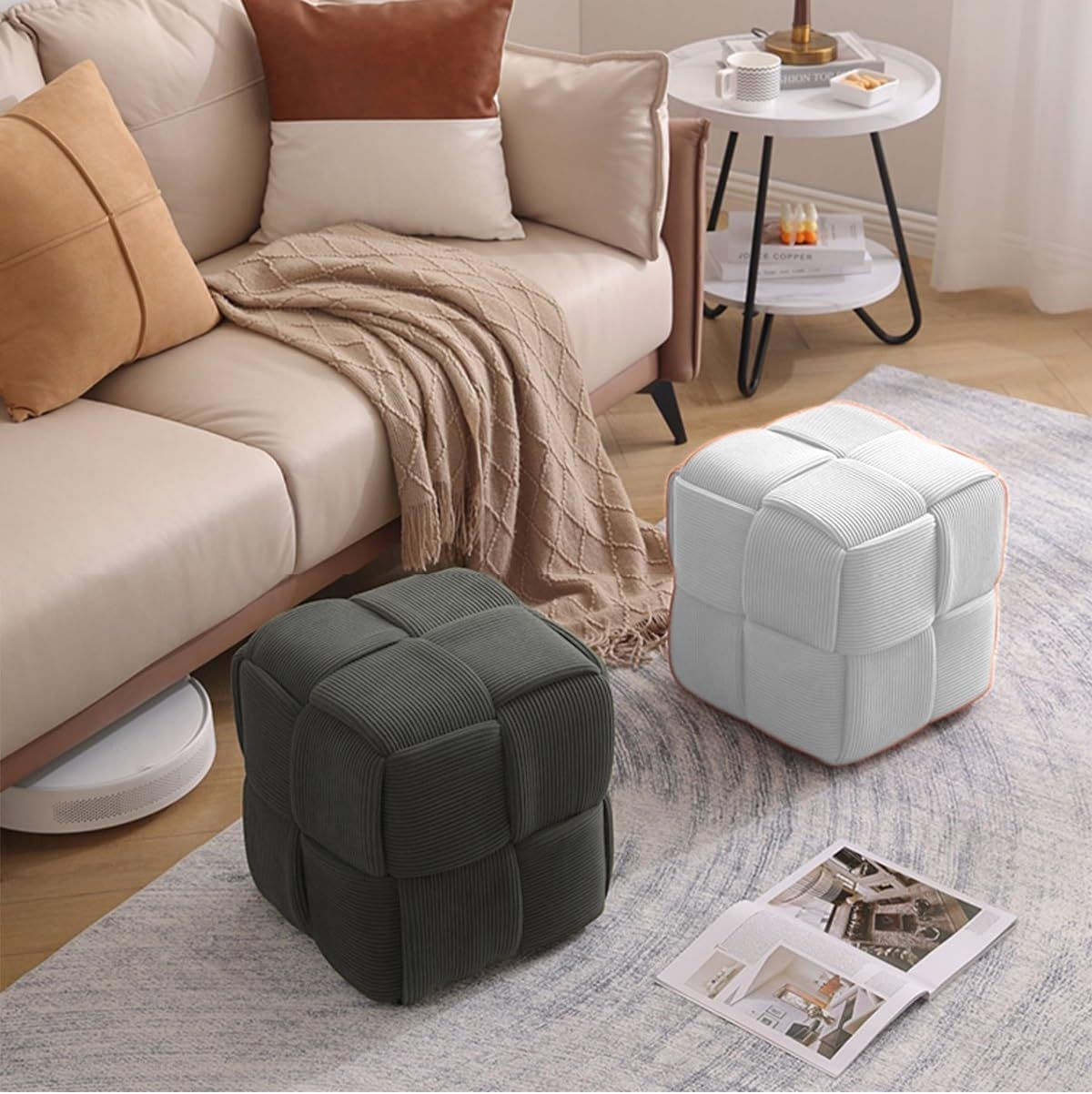 Puf-Courdoruy-diseño-cuadrado-blanco-41x45x45-cm-ambientada-dos