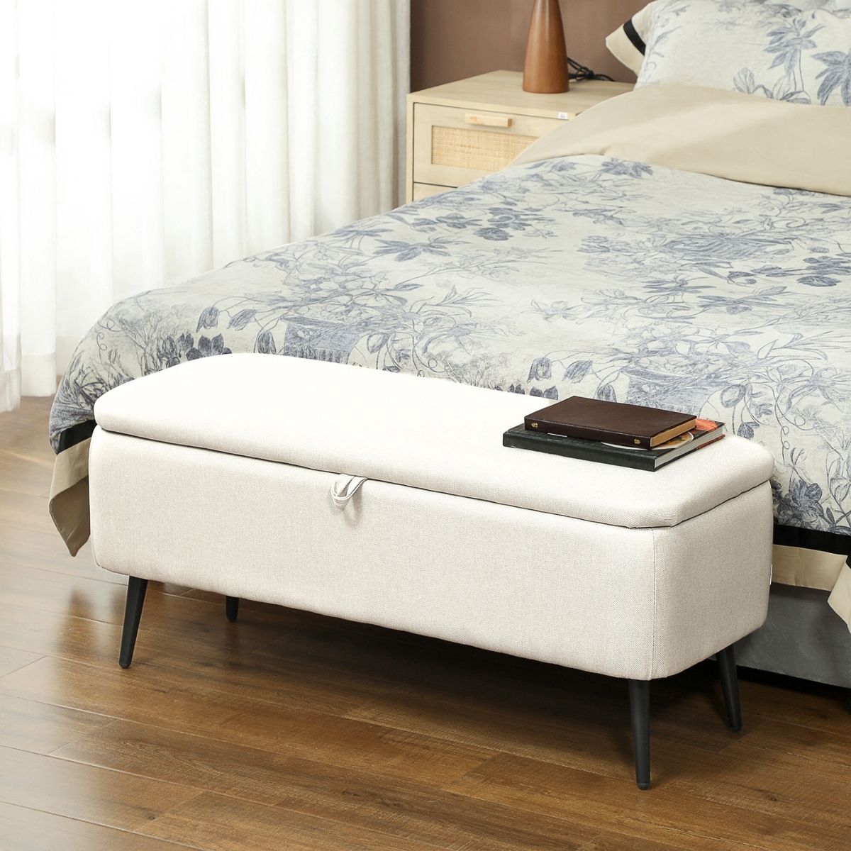 Baul-Maison-tapizado-microfibra-beige-49x110x40-cm-ambientada
