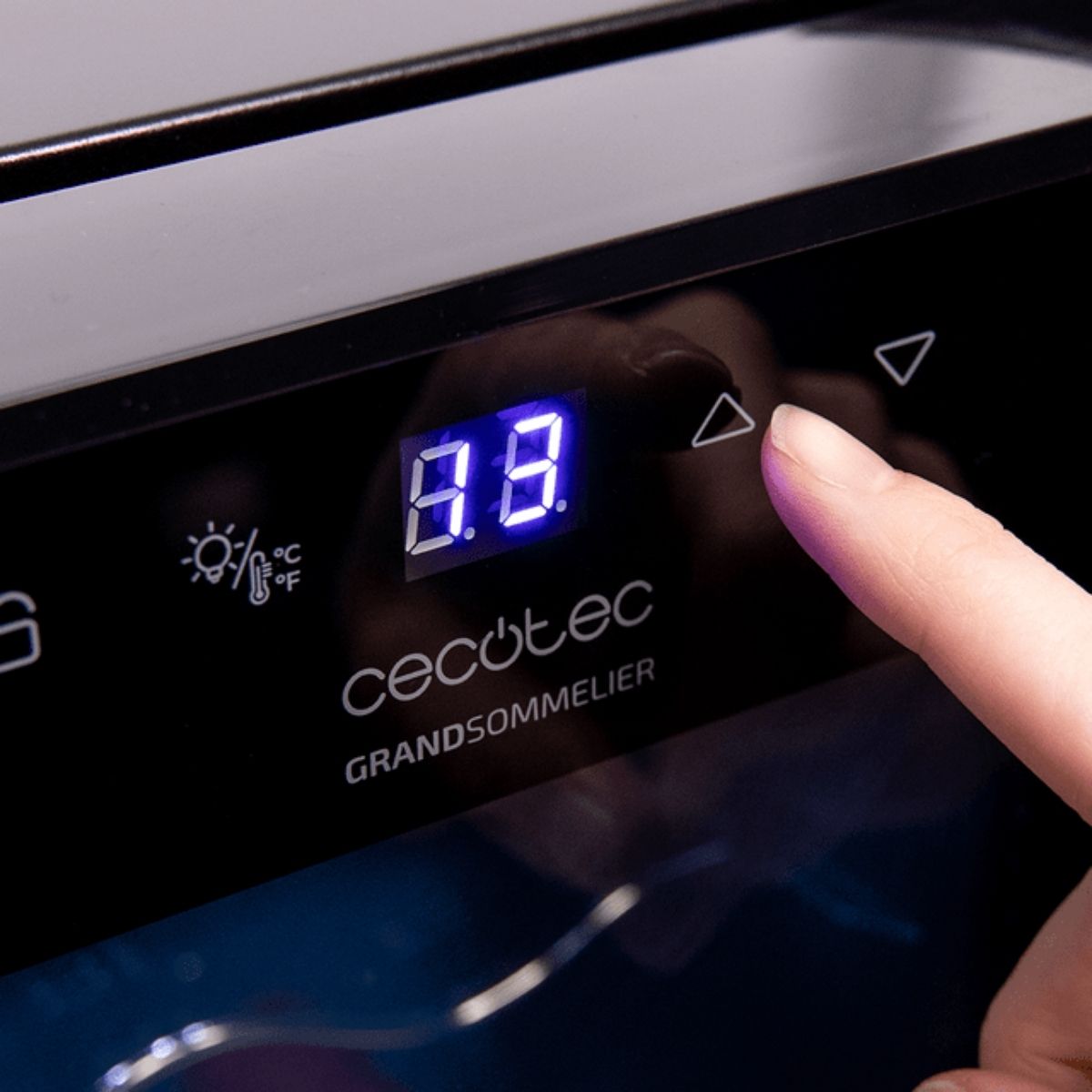 Vinoteca-Cecotec-Bolero-GrandSommelier-1250-control