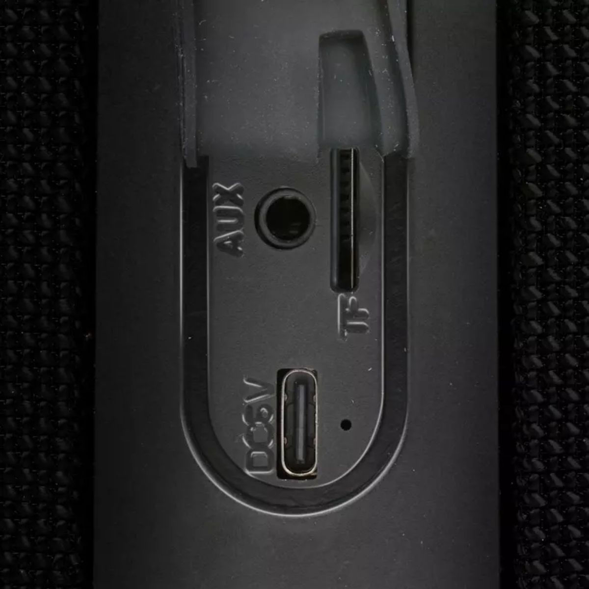 Altavoz-portatil-10W-controles-manuales