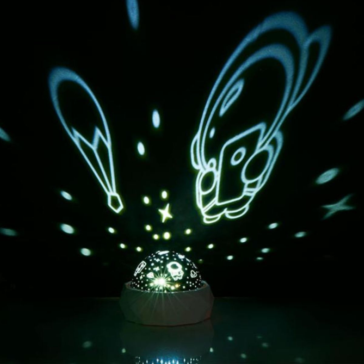 Luz-nocturna-infantil-diseño-astronautas-blanco-azul-ambientada-techo-luz