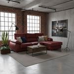 Sofa-chaiselongue-derecha-Paolo-3-plazas-rojo-ambientada-industrial