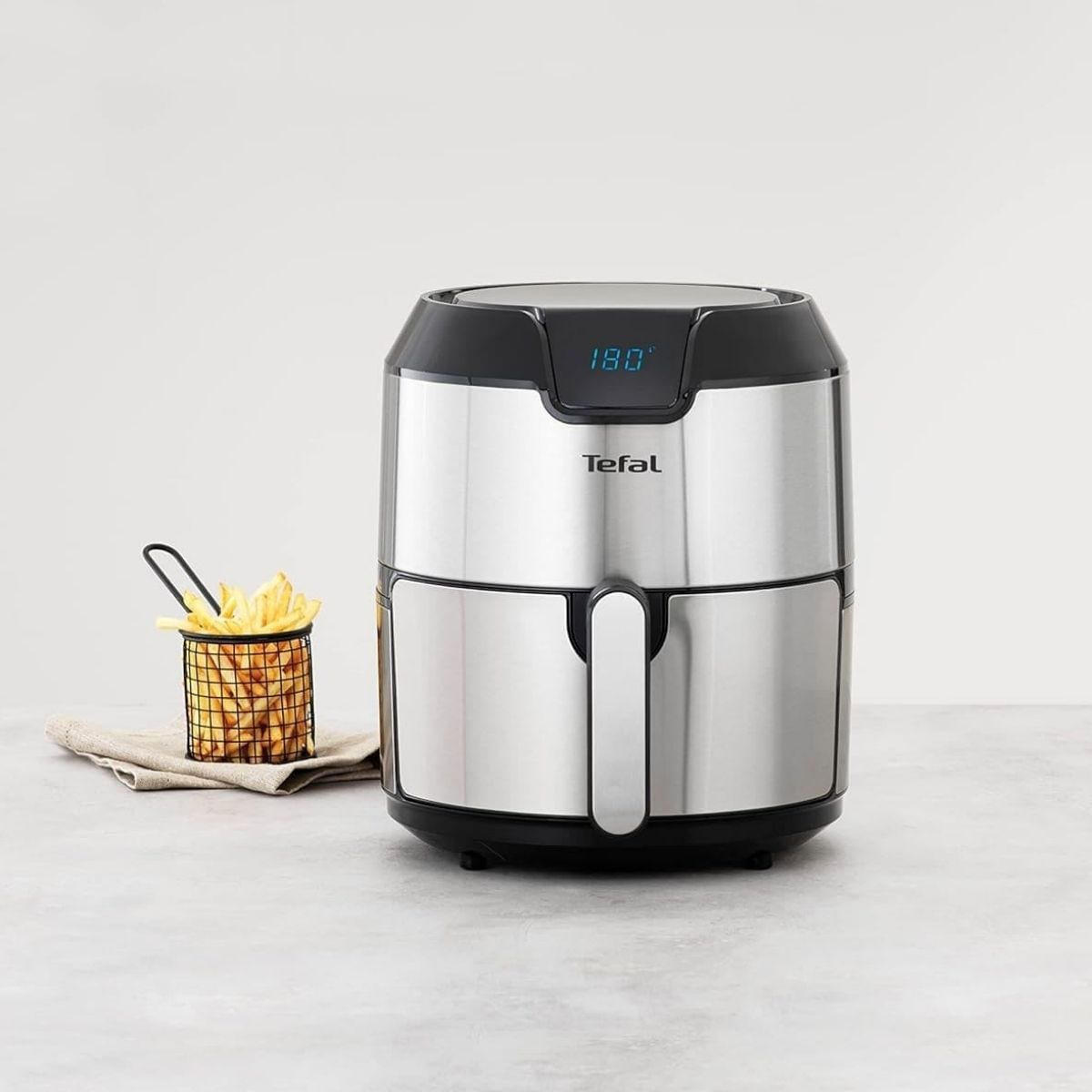 Freidora-de-aire-Tefal-EY401D-ambientada