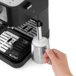 Cafetera-espresso-DeLonghi-Stilosa-vaporizador