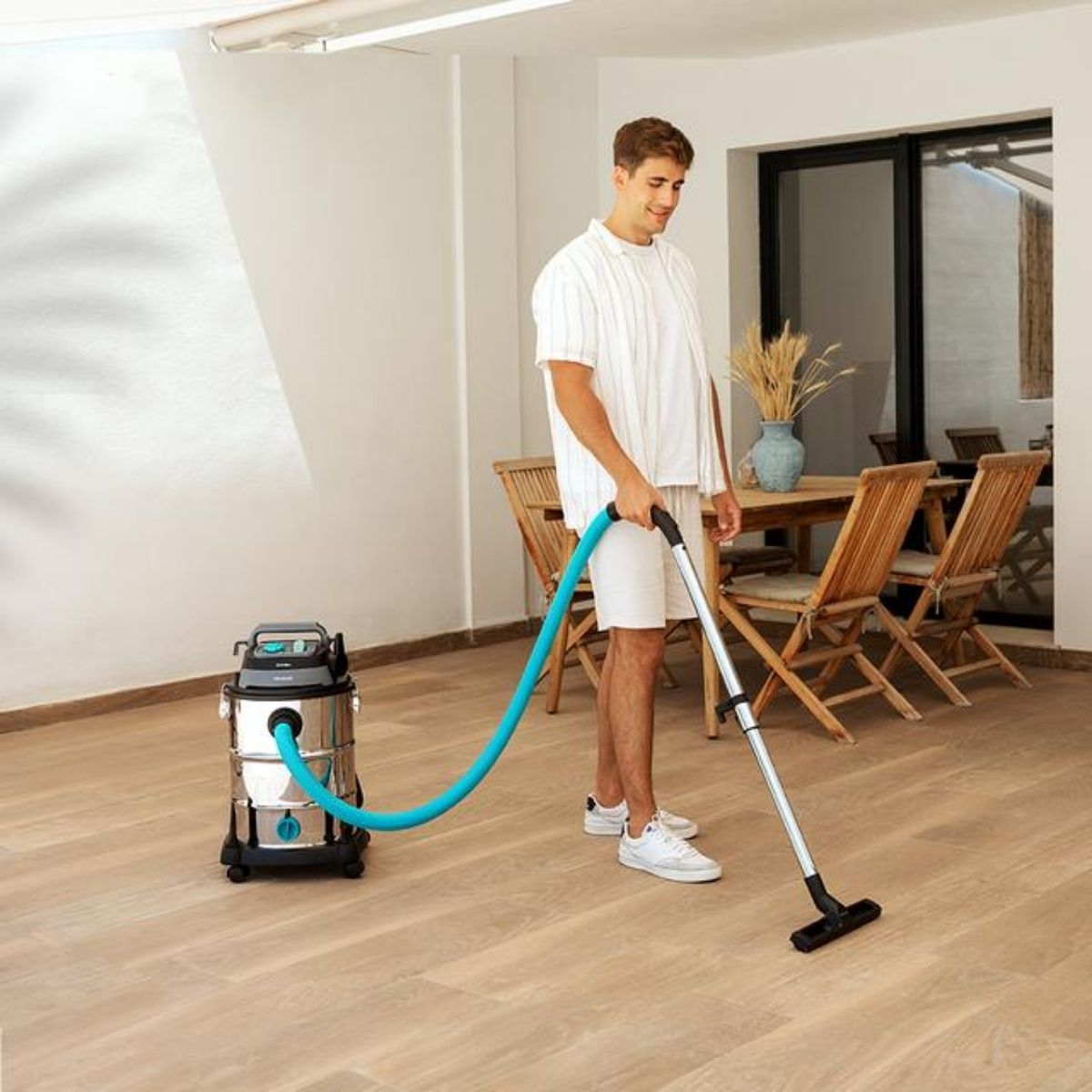 Aspirador-Cecotec-Conga-Rockstar-Wet-Dry-ambientada