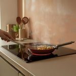 Sarten-Creta-Quid-aluminio-forjado-gris-ambientada