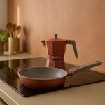 Sarten-Creta-Quid-aluminio-forjado-gris-ambientada-en-cocina