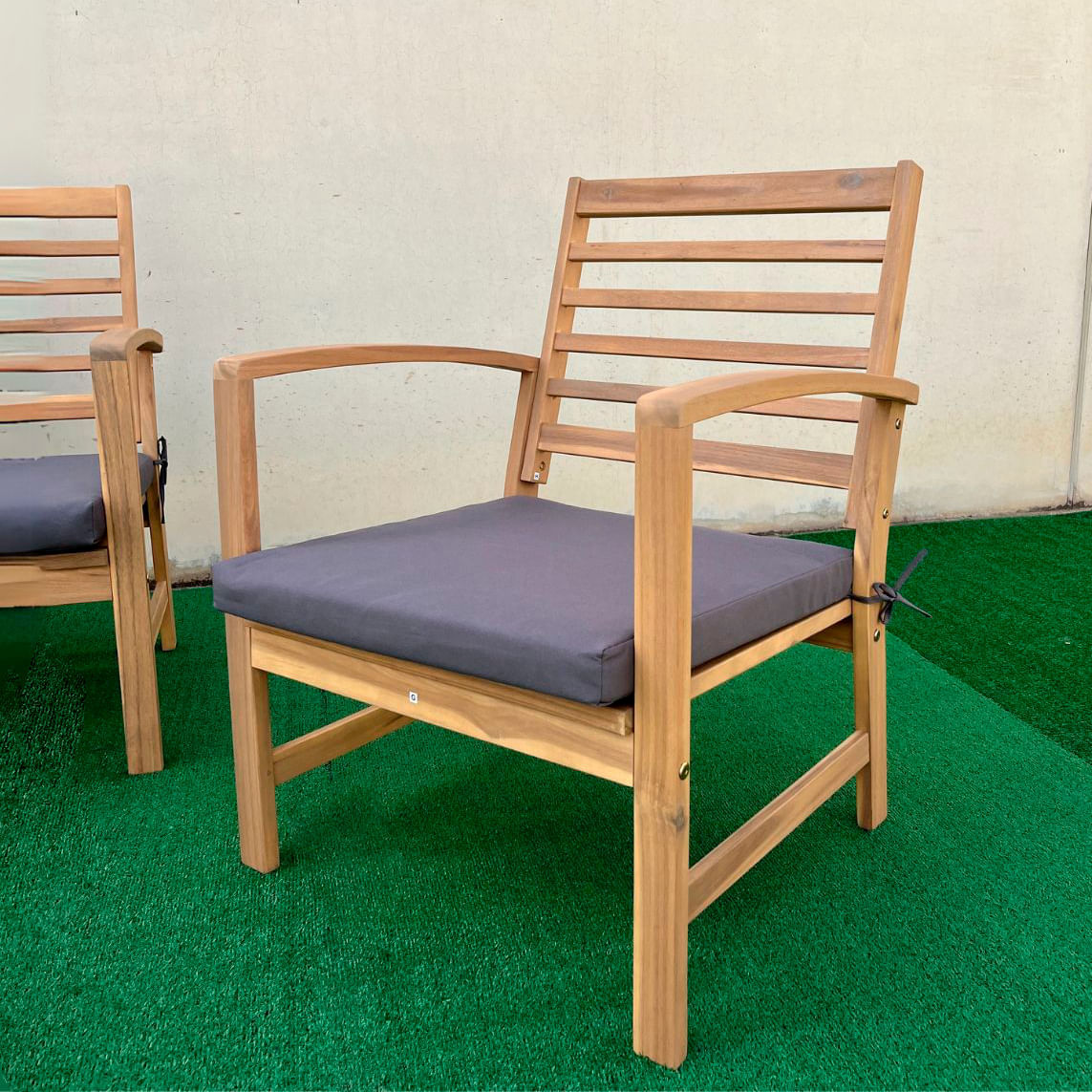 Conjunto-de-jardin-Acacia-sofa---2-sillas---mesa-natural-gris