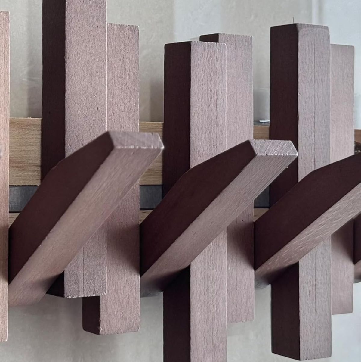 Perchero-Nordico-3-ganchos-madera-maciza-20x228x33-cm-tres-ganchos
