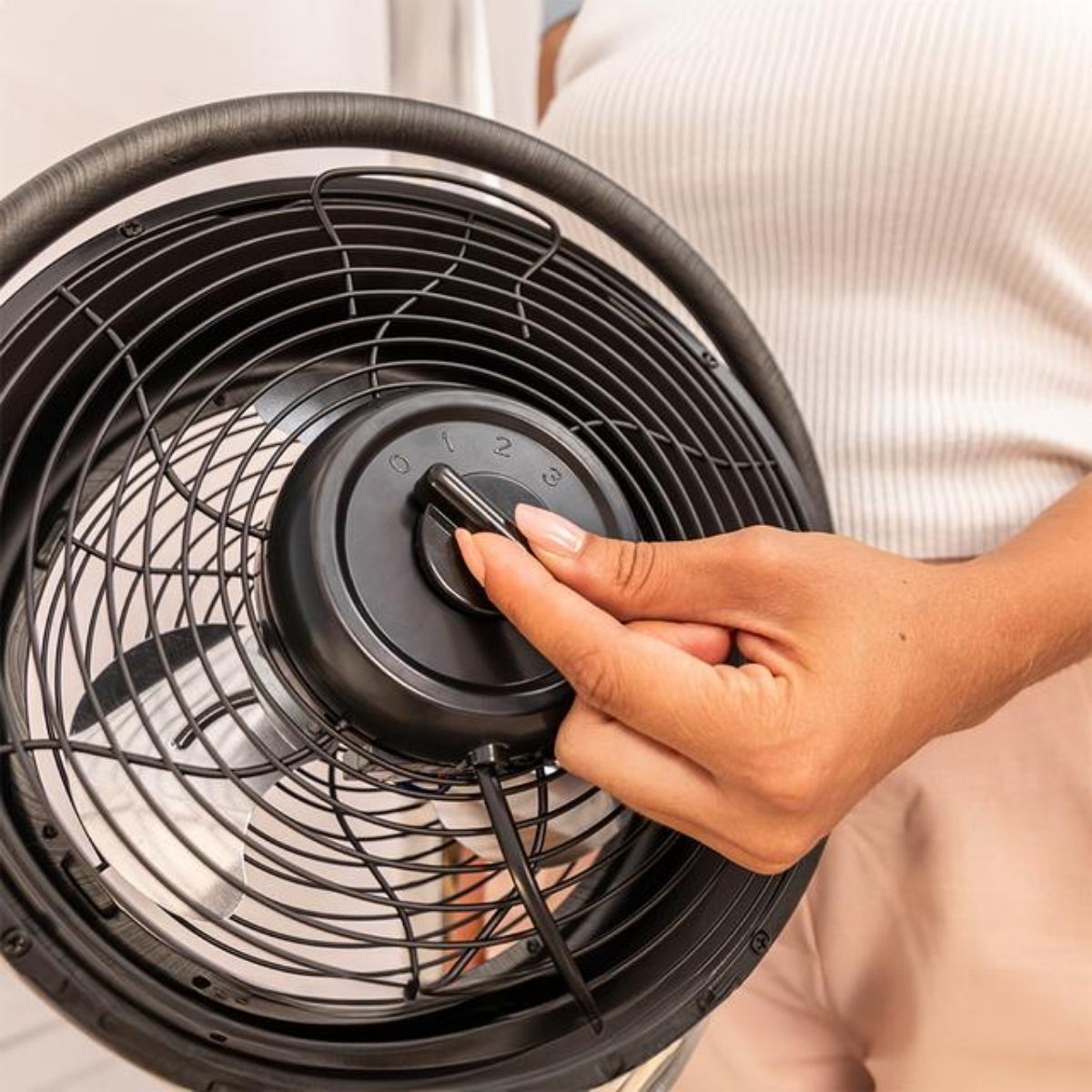 Ventilador-de-sobremesa-Cecotec-EnergySilence-1000-RetroDesk-20W-3-aspas-gris