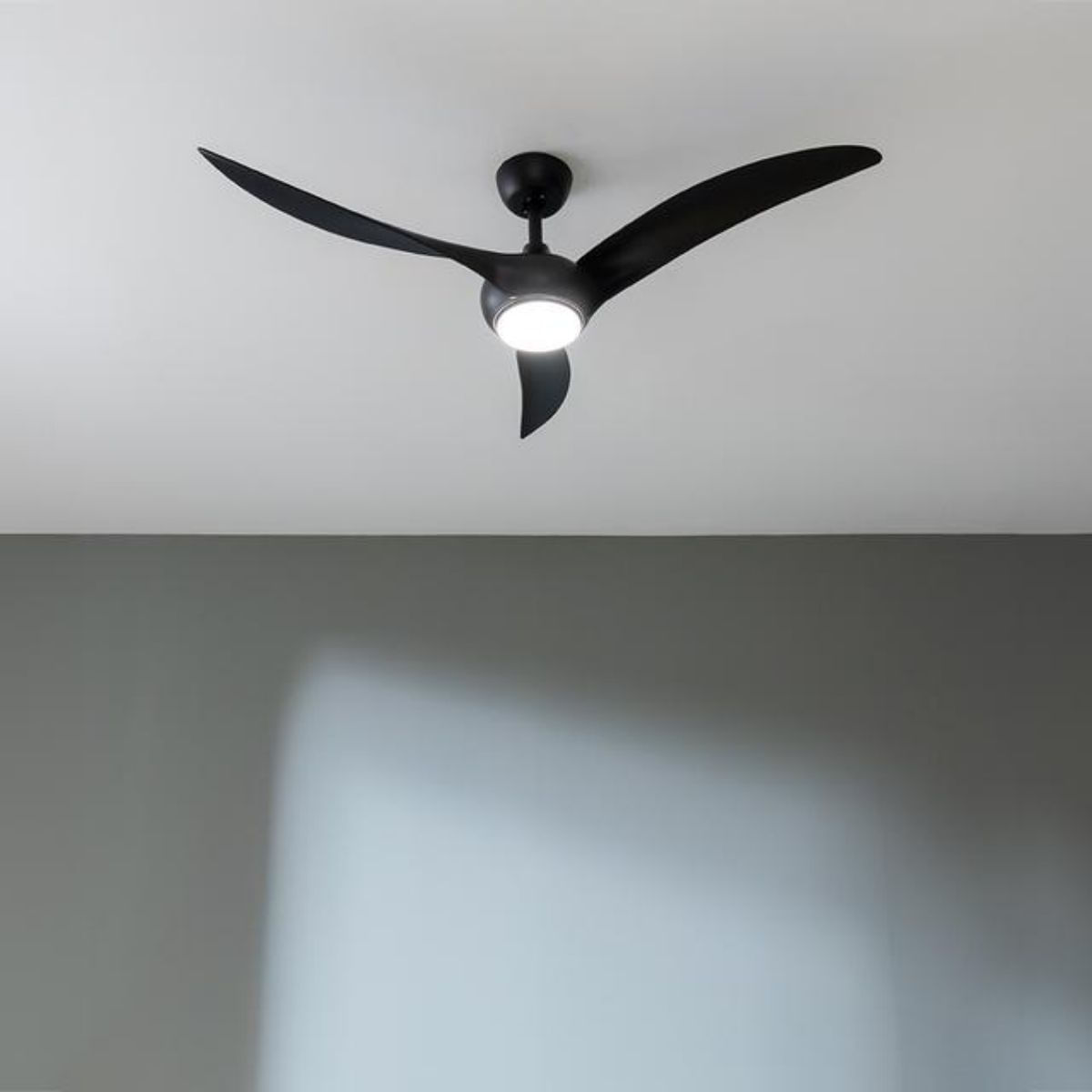 Ventilador-de-techo-Cecotec-EnergySilence-Aero-5295-40W-3-aspas-con-luz-LED-negro
