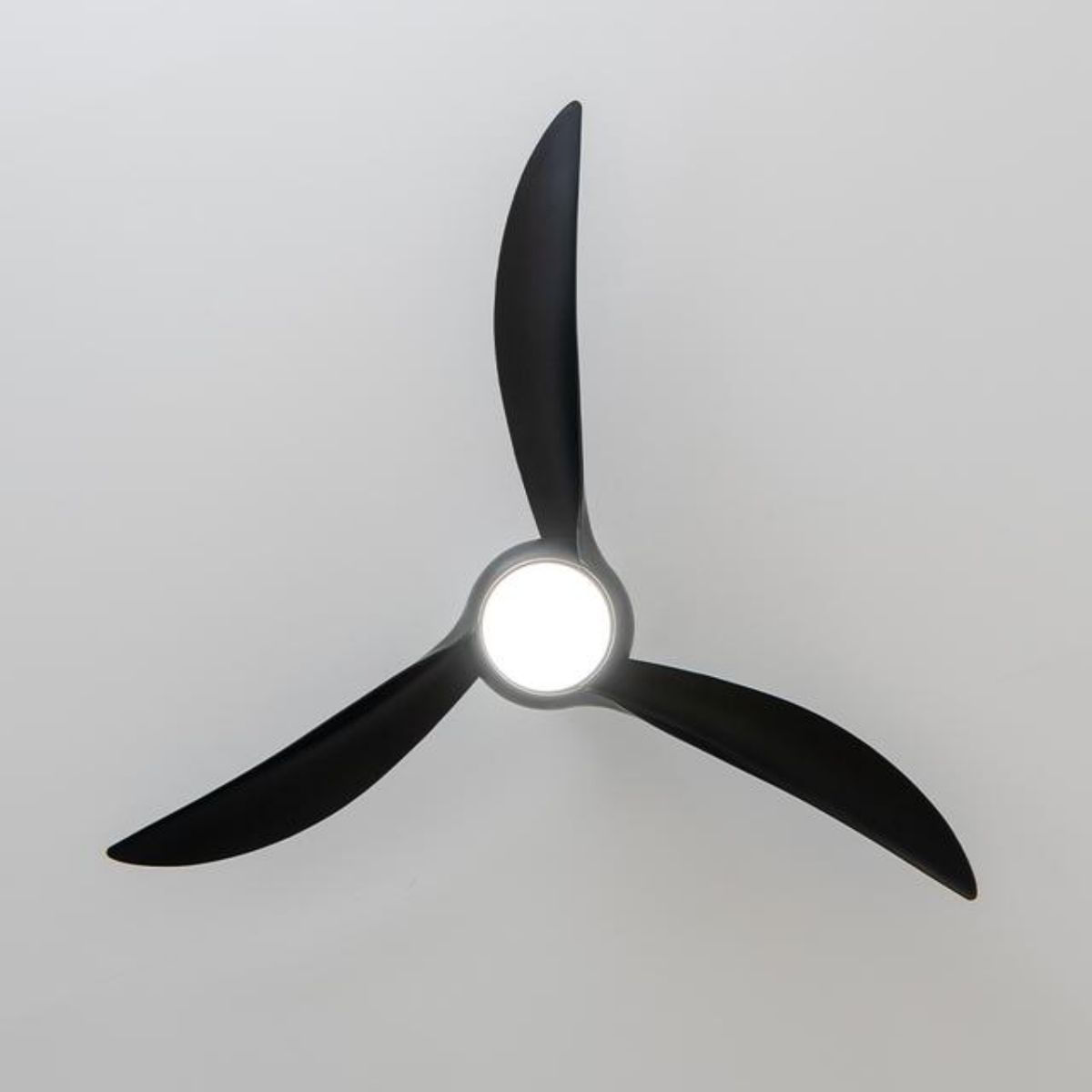 Ventilador-de-techo-Cecotec-EnergySilence-Aero-5295-40W-3-aspas-con-luz-LED-negro