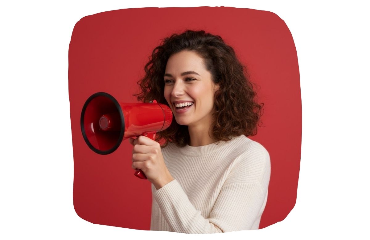 Imagen de una mujer sujetando un megáfono sobre un fondo de color rojo intenso