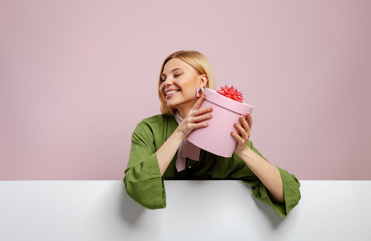 Mujer sujetando un regalo